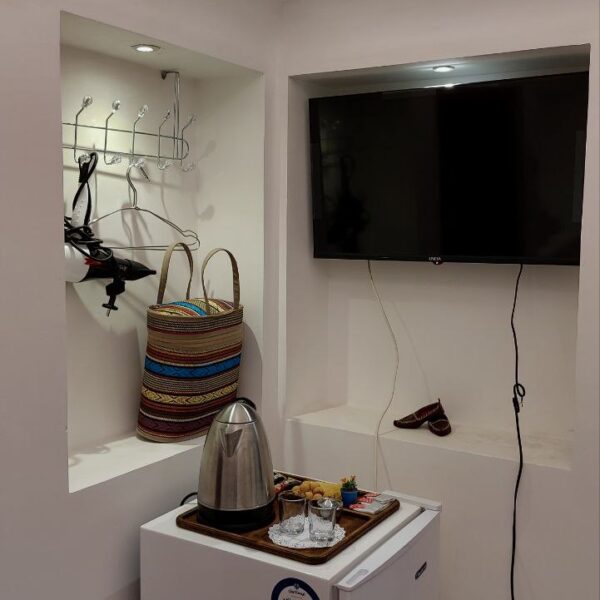 اتاق هوشنگ ابتهاج