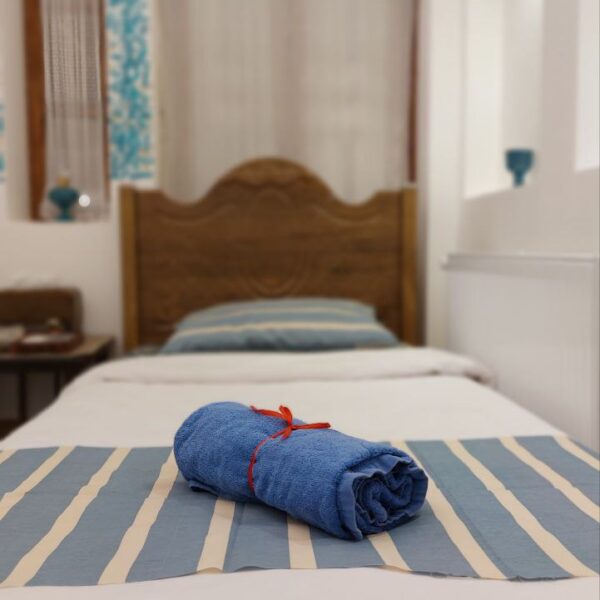 اتاق هوشنگ ابتهاج